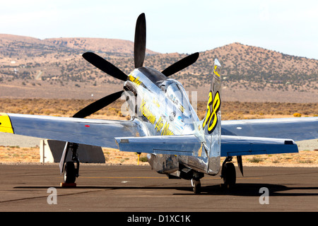 P-51 Mustang Air Racer illimité métal précieux sur la rampe à l'édition 2012 du championnat national de Reno Air Races Banque D'Images