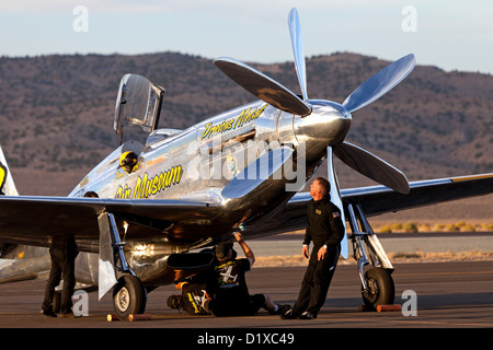 Le métal précieux équipage ont tendance à le P-51 Mustang Air Racer illimité pendant le Championnat national 2012 Reno Air Races Banque D'Images