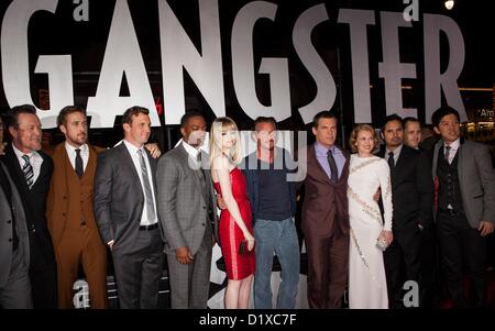 Robert Patrick, Ryan Gosling, Ruben Fleischer, Anthony Mackie, Emma Stone, Sean Penn, Josh Brolin, Mireille Enos, Michael Pena, Giovanni Ribisi aux arrivées de gangster SQUAD Premiere, le Grauman's Chinese Theatre, Los Angeles, CA 7 janvier 2013. Photo par : Emiley Schweich/Everett Collection Banque D'Images