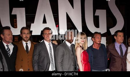 Robert Patrick, Ryan Gosling, Ruben Fleischer, Anthony Mackie, Emma Stone, Sean Penn, Josh Brolin aux arrivées de gangster SQUAD Premiere, le Grauman's Chinese Theatre, Los Angeles, CA 7 janvier 2013. Photo par : Emiley Schweich/Everett Collection Banque D'Images