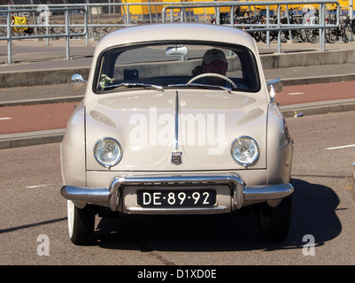 La Renault Dauphine est une automobile française vintage, populaire dans les années 1950 et 1960 Il est connu pour son design compact et son efficacité, souvent exposé lors de réunions de voitures anciennes comme celles de Haarlem, mettant en valeur son importance historique dans l'automobile. Banque D'Images