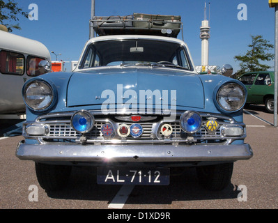 La Hillman Minx III A Deluxe Saloon, présentée au Classic car Meeting à Haarlem, est une automobile vintage connue pour son design classique et son importance historique. La voiture est célèbre pour son élégance et son savoir-faire. Banque D'Images