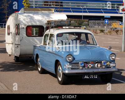 La berline de luxe Hillman Minx III A, présentée au Classic car Meeting Haarlem, est une berline britannique connue pour son design élégant et son intérieur confortable. Ce véhicule vintage est un favori des collectionneurs pour son attrait classique et son importance historique. Banque D'Images