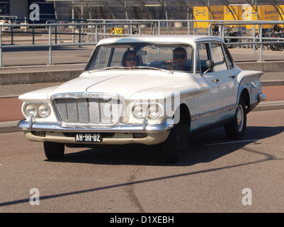 La Chrysler Valiant, présentée au Classic car Meeting de Haarlem, est une automobile américaine emblématique connue pour ses performances et son design. L'événement souligne la place de la voiture ancienne dans l'histoire de l'automobile. Banque D'Images
