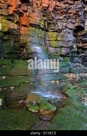 Une petite chute de la falaise à Sandsend près de Whitby, dans le Yorkshire du Nord Banque D'Images