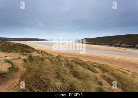 Plage de Crantock à Cornwall en Angleterre à la recherche des dunes dans le sable à marée basse Banque D'Images