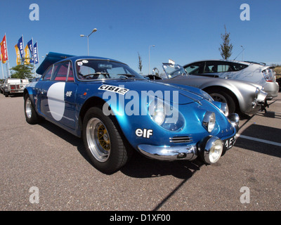 L’Alpine-Renault A110-1300VC est une voiture de sport classique française présentée au Classic car Meeting de Haarlem. Il est célèbre pour son design et ses performances dans les années 1960 et 1970, un modèle remarquable dans l'héritage de la marque Alpine. Banque D'Images