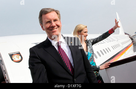 Le président fédéral allemand Christian Wulff (l) et son épouse Bettina dites adieu à leurs hôtes sur le terrain d'aviation de l'aéroport à Doha, Qatar, le 28 février 2011. Le chef de l'Etat allemand était sur une visite d'Etat de trois jours pour les états du golfe du Koweït et du Qatar. Photo : Wolfgang Kumm Banque D'Images