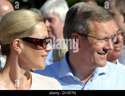 Le Président allemand Christian Wulff et son épouse Bettina sont illustrés lors d'un festival pour enfants dans le parc de la Villa Hammerschmidt à Bonn, Allemagne, 02 octobre 2011. Le Président allemand a invité les enfants à fêter pendant deux jours, en raison de la Journée de l'unité allemande le 03 octobre 2011 et le 65e anniversaire de l'Etat fédéral la Rhénanie du Nord. Photo : Federico Gambarini Banque D'Images