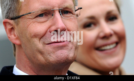 Le Président allemand Christian Wulff sourit à côté de son épouse Bettina pendant la réception des carolers au château de Bellevue à Berlin, Allemagne, 06 janvier 2012. Il s'il la première nomination officielle du Président de la nouvelle année. Photo : Hannibal Banque D'Images