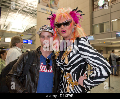 Ancien membre du jury spectacle catsing DSDS Patrick Nuo (L) et drag queen Olivia Jones alias Oliver Knoebel posent pour les photos à l'aéroport de Frankfurt am Main, Allemagne, 06 janvier 2013. Ils partent pour le camp de jungle australienne de l'émission de télévision réalité allemand Ich bin ein Star   Holt mich hier raus ! (Je suis une star - Sortez-moi de là !). Photo : Frank Rumpenhorst Banque D'Images