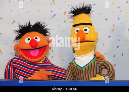 Sesame Street Muppets Ernie et Bert posent pour des photos lors d'une conférence de presse sur le 40e anniversaire de la Rue Sésame à Hambourg, Allemagne, 07 janvier 2013. Le 8 janvier 1973, la série télévisée pour enfants Sesame Street a été créée en Allemagne. Photo : Revierfoto Banque D'Images