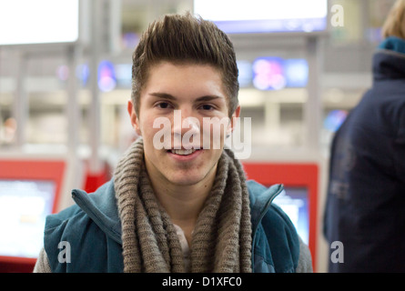 Singer Joey Heindle pose à l'aéroport de Frankfurt am Main, Allemagne, 06 janvier 2013. Ils partent pour le camp de jungle australienne de l'émission de télévision réalité allemand Ich bin ein Star   Holt mich hier raus ! (Je suis une star - Sortez-moi de là !). Photo : Frank Rumpenhorst Banque D'Images