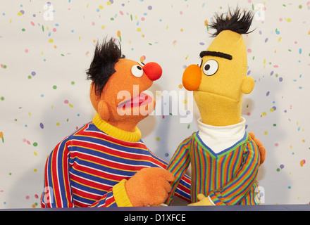 Sesame Street Muppets Ernie et Bert posent pour des photos lors d'une conférence de presse sur le 40e anniversaire de la Rue Sésame à Hambourg, Allemagne, 07 janvier 2013. Le 8 janvier 1973, la série télévisée pour enfants Sesame Street a été créée en Allemagne. Photo : GEORG WENDT Banque D'Images