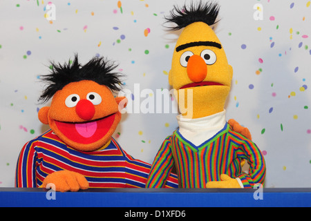 Sesame Street Muppets Ernie et Bert posent pour des photos lors d'une conférence de presse sur le 40e anniversaire de la Rue Sésame à Hambourg, Allemagne, 07 janvier 2013. Le 8 janvier 1973, la série télévisée pour enfants Sesame Street a été créée en Allemagne. Photo : Revierfoto Banque D'Images