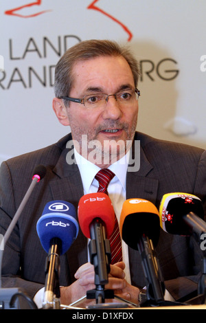 Le premier ministre du Brandebourg Platzeck Matthias donne une conférence de presse à Potsdam, Allemagne, 07 janvier 2013. Selon dpa, Platzeck devient le nouveau président du conseil de surveillance de la société d'exploitation de l'aéroport après le maire de Berlin, Klaus Wowereit, a annoncé sa démission au cours de la temporisation de l'ouverture de l'Aéroport International de Berlin (BER). Photo : NESTOR BACHMANN Banque D'Images