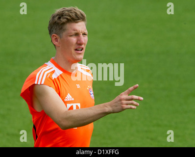 FC Bayern Munich's Bastian Schweinsteiger se dresse sur le terrain durant le camp d'entraînement à Doha, Qatar, 07 janvier 2013. Le FC Bayern München reste au Qatar jusqu'au 09 janvier 2013. PHOTO : PETER KNEFFEL Banque D'Images