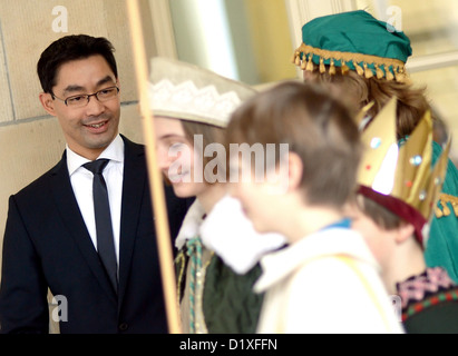 Ministre fédéral de l'économie et de la technologie, Philipp Rösler (l), accueille un chant Sternsinger (Star) Procession au Ministère fédéral de l'économie et de la technologie à Berlin, Allemagne, 07 janvier 2013. Photo : Britta Pedersen Banque D'Images