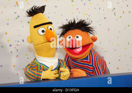 Sesame Street Muppets Ernie et Bert (L) poser pour des photographies au cours d'une conférence de presse sur le 40e anniversaire de la Rue Sésame à Hambourg, Allemagne, 07 janvier 2013. Le 8 janvier 1973, la série télévisée pour enfants Sesame Street a été créée en Allemagne. Photo : GEORG WENDT Banque D'Images