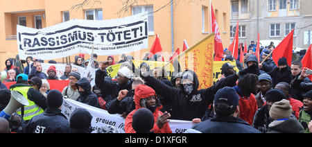 Les gens manifester pour commémorer le huitième jour de la mort d'Oury Jalloh, le demandeur d'asile dans la région de Dessau-Rosslau, Allemagne, 07 janvier 2013. En janvier 2005, Oury Jalloh est mort dans un incendie dans une cellule de la police. Photo : JENS WOLF Banque D'Images