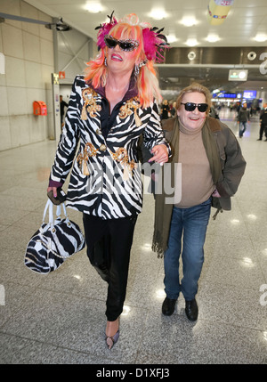 Olivia Jones (L) alias Oliver Knoebel et l'acteur Helmut Berger (R) posent pour les photos à l'aéroport de Frankfurt am Main, Allemagne, 06 janvier 2013. Ils partent pour le camp de jungle australienne de l'émission de télévision réalité allemand Ich bin ein Star   Holt mich hier raus ! (Je suis une star - Sortez-moi de là !). Photo : Frank Rumpenhorst Banque D'Images