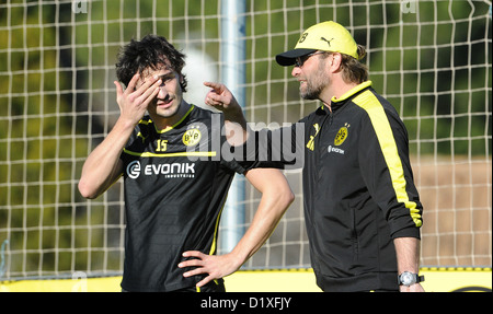 L'entraîneur-chef du Borussia Dortmund Jürgen Klopp (R) donne des directives à Mats Hummels pendant l'hiver de l'équipe de camp d'entraînement à La Manga, en Espagne, 06 janvier 2013. Borussia Dortmund se prépare pour la seconde moitié de l'actuelle saison de Bundesliga. Photo : Guido Kirchner Banque D'Images