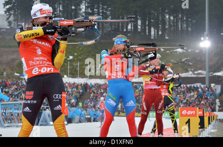 Le biathlète Andrea Henkel d'Allemagne (L-R), Olga de Russie, Saizewa Tora Berger de la Norvège et Marie Dorin Habert de France, stand de tir à l'pendant la poursuite de la concurrence de la coupe du monde de biathlon à Oberhof, Allemagne, le 6 janvier 2013. Photo : Martin Schutt Banque D'Images