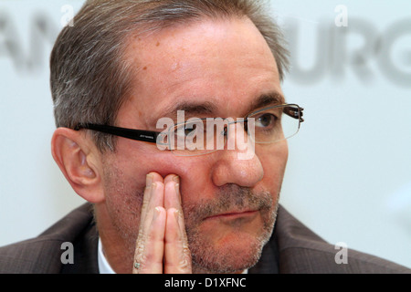 Le premier ministre du Brandebourg Platzeck Matthias donne une conférence de presse à Potsdam, Allemagne, 07 janvier 2013. Selon dpa, Platzeck devient le nouveau président du conseil de surveillance de la société d'exploitation de l'aéroport après le maire de Berlin, Klaus Wowereit, a annoncé sa démission au cours de la temporisation de l'ouverture de l'Aéroport International de Berlin (BER). Photo : NESTOR BACHMANN Banque D'Images