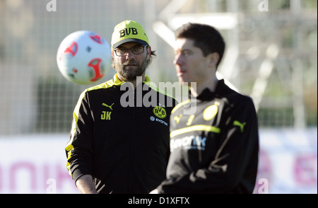 L'entraîneur-chef du Borussia Dortmund JÜRGEN KLOPP watches Robert Lewandowski au cours de l'hiver de l'équipe de camp d'entraînement à La Manga, en Espagne, 06 janvier 2013. Borussia Dortmund se prépare pour la seconde moitié de l'actuelle saison de Bundesliga. Photo : Guido Kirchner Banque D'Images