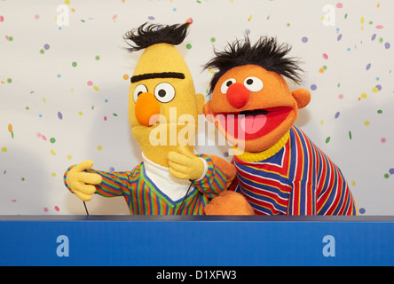 Sesame Street Muppets Ernie et Bert (L) poser pour des photographies au cours d'une conférence de presse sur le 40e anniversaire de la Rue Sésame à Hambourg, Allemagne, 07 janvier 2013. Le 8 janvier 1973, la série télévisée pour enfants Sesame Street a été créée en Allemagne. Photo : GEORG WENDT Banque D'Images