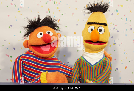 Sesame Street Muppets Ernie (L) et Bert posent pour des photos lors d'une conférence de presse sur le 40e anniversaire de la Rue Sésame à Hambourg, Allemagne, 07 janvier 2013. Le 8 janvier 1973, la série télévisée pour enfants Sesame Street a été créée en Allemagne. Photo : GEORG WENDT Banque D'Images