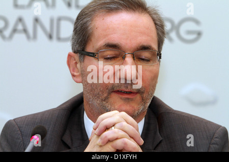 Le premier ministre du Brandebourg Platzeck Matthias donne une conférence de presse à Potsdam, Allemagne, 07 janvier 2013. Selon dpa, Platzeck devient le nouveau président du conseil de surveillance de la société d'exploitation de l'aéroport après le maire de Berlin, Klaus Wowereit, a annoncé sa démission au cours de la temporisation de l'ouverture de l'Aéroport International de Berlin (BER). Photo : NESTOR BACHMANN Banque D'Images