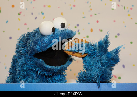 Rue Sésame Cookie Monster Muppet pose pour des photos lors d'une conférence de presse sur le 40e anniversaire de la Rue Sésame à Hambourg, Allemagne, 07 janvier 2013. Le 8 janvier 1973, la série télévisée pour enfants Sesame Street a été créée en Allemagne. Photo : GEORG WENDT Banque D'Images