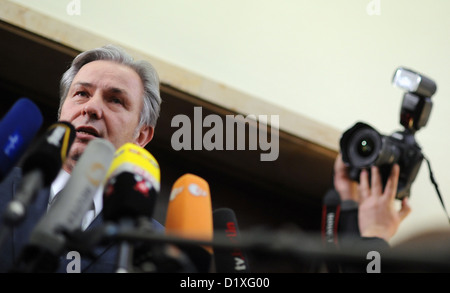 Maire de Berlin Klaus Wowereit donne une conférence de presse à Berlin, Allemagne, 07 janvier 2013. État des rapports, que le octobre 2013 Date limite d'ouverture serait manqué. Il semble maintenant y avoir aucune chance de tout trafic aérien en ou hors de l'aéroport de nouveau avant 2014. Photo : BRITTA PEDERSEN Banque D'Images