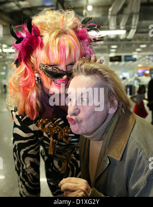 Olivia Jones (L) alias Oliver Knoebel et l'acteur Helmut Berger (R) posent pour les photos à l'aéroport de Frankfurt am Main, Allemagne, 06 janvier 2013. Ils partent pour le camp de jungle australienne de l'émission de télévision réalité allemand Ich bin ein Star   Holt mich hier raus ! (Je suis une star - Sortez-moi de là !). Photo : Frank Rumpenhorst Banque D'Images