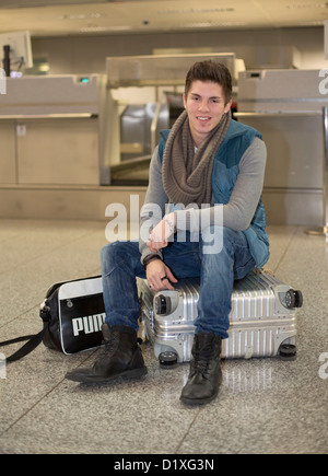 Joey Heindle Pop-Sänger am 06.01.2013 auf dem Flughafen von Frankfurt am Main (Hessen) vor dem Abflug nach Kanada, euh suis RTL-Dschungelcamp teilzunehmen. Die siebter Runde der Show beginnt am 11. 08 janvier 2013. Foto : Frank Rumpenhorst/dpa Banque D'Images