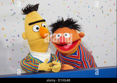 Sesame Street Muppets Ernie et Bert posent pour des photos lors d'une conférence de presse sur le 40e anniversaire de la Rue Sésame à Hambourg, Allemagne, 07 janvier 2013. Le 8 janvier 1973, la série télévisée pour enfants Sesame Street a été créée en Allemagne. Photo : GEORG WENDT Banque D'Images