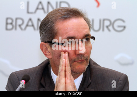 Le premier ministre du Brandebourg Platzeck Matthias donne une conférence de presse à Potsdam, Allemagne, 07 janvier 2013. Selon dpa, Platzeck devient le nouveau président du conseil de surveillance de la société d'exploitation de l'aéroport après le maire de Berlin, Klaus Wowereit, a annoncé sa démission au cours de la temporisation de l'ouverture de l'Aéroport International de Berlin (BER). Photo : NESTOR BACHMANN Banque D'Images