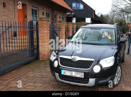 Bettina Wulff arrive à la maison de la famille Wulff dans Grossburgwedel, Allemagne, 07 janvier 2013. L'ancien président allemand Christian Wulff et son épouse Bettina sont maintenant officiellement séparés. PHOTO : JULIAN STRATENSCHULTE Banque D'Images