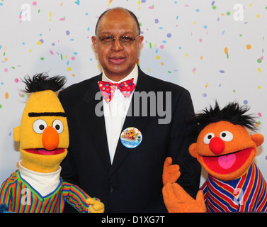 Sesame Street Muppets Ernie et Bert de poser pour des photos avec Sesame Workshop Président et chef Melvin Ming lors d'une conférence de presse sur le 40e anniversaire de la Rue Sésame à Hambourg, Allemagne, 07 janvier 2013. Le 8 janvier 1973, la série télévisée pour enfants Sesame Street a été créée en Allemagne. Photo : Revierfoto Banque D'Images