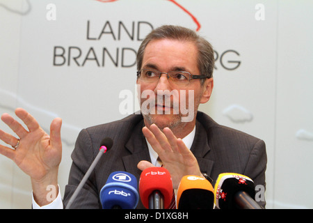 Le premier ministre du Brandebourg Platzeck Matthias donne une conférence de presse à Potsdam, Allemagne, 07 janvier 2013. Selon dpa, Platzeck devient le nouveau président du conseil de surveillance de la société d'exploitation de l'aéroport après le maire de Berlin, Klaus Wowereit, a annoncé sa démission au cours de la temporisation de l'ouverture de l'Aéroport International de Berlin (BER). Photo : NESTOR BACHMANN Banque D'Images