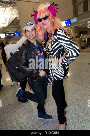 Ancien membre du jury spectacle catsing DSDS Patrick Nuo (L) et drag queen Olivia Jones alias Oliver Knoebel posent pour les photos à l'aéroport de Frankfurt am Main, Allemagne, 06 janvier 2013. Ils partent pour le camp de jungle australienne de l'émission de télévision réalité allemand Ich bin ein Star   Holt mich hier raus ! (Je suis une star - Sortez-moi de là !). Photo : Frank Rumpenhorst Banque D'Images