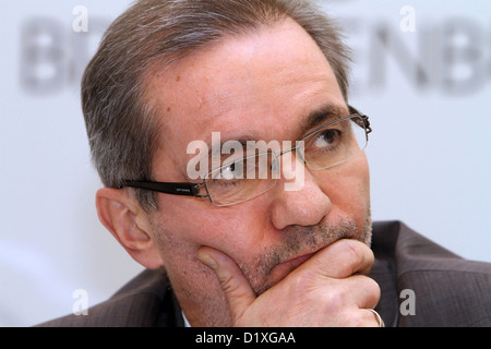 Le premier ministre du Brandebourg Platzeck Matthias donne une conférence de presse à Potsdam, Allemagne, 07 janvier 2013. Selon dpa, Platzeck devient le nouveau président du conseil de surveillance de la société d'exploitation de l'aéroport après le maire de Berlin, Klaus Wowereit, a annoncé sa démission au cours de la temporisation de l'ouverture de l'Aéroport International de Berlin (BER). Photo : NESTOR BACHMANN Banque D'Images