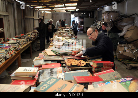 Les clients parcourant des livres d'occasion à l'ancien Mercat dels Encants, Barcelone. Banque D'Images