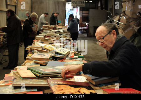 Les clients parcourant des livres d'occasion à l'ancien Mercat dels Encants, Barcelone. Banque D'Images