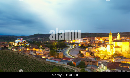 Elciego village par nuit. Route des vins de la Rioja Alavesa. L'Alava. Pays Basque. Espagne Banque D'Images