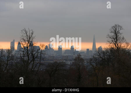 Le mardi 8 janvier 2012. Londres, Royaume-Uni. Tôt le matin sur la ville de Londres avec le fragment de Waterlow Park, Highgate, Londres. Nick Savage/Alamy Live News Banque D'Images