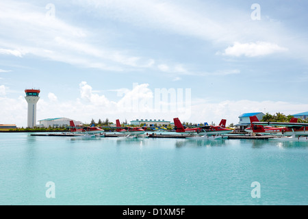 Maldivian Air Taxi seaplanes au terminal de l'aéroport international de Malé aux Maldives Banque D'Images