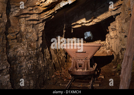 Camion abandonné dans la mine tunnel inachevé, Tunnels de guerre allemand, Jersey, Channel Islands, Royaume-Uni Banque D'Images