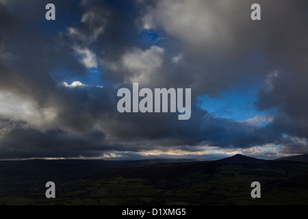 Ciel noir sur le Pain de sucre sur la montagne de la Skirrid, Galles, Royaume-Uni Banque D'Images